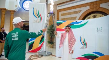 مفاجأة مثيرة! وكيل إمارة منطقة مكة يستلم شعلة دورة الألعاب السعودية 2023